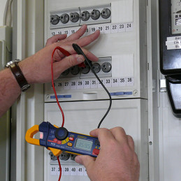 Ampèremètre digital PCE-DC2 pour mesurer indirectement le courant AC/DC et les résistances - PCE Instruments